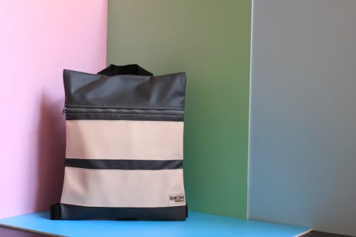 Ruksak koji svoju posebnost ne skriva. Ruksak za svaki dan, zenska torba za svaki dan, ženska tašna, unikatna zenska torba, sivi ranac, torbe sarajevo, unikatne torbe, moderna torba